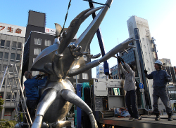 ⑨みなさんに会えるまで、もうすこし。 早朝から設置作業を行います。